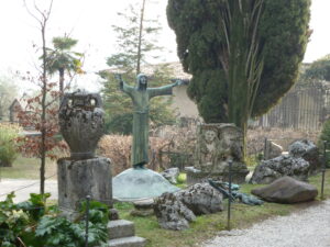 Figur mit ausgebreiteten Armen im Parc Vittoriale