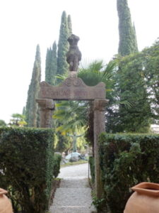 Römische Torbogen-Kopie im Parc Vittoriale