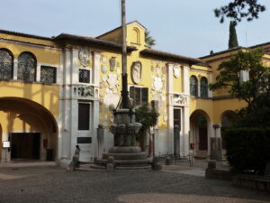 Viele gesammelte Wappen an einer Häuserwand