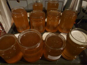 Gläser mit Gelee Gläser mit Löwenzahngelee