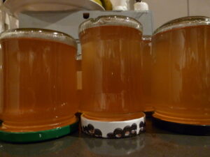 Gläser mit Gelee Gläser mit Löwenzahngelee gestürzt