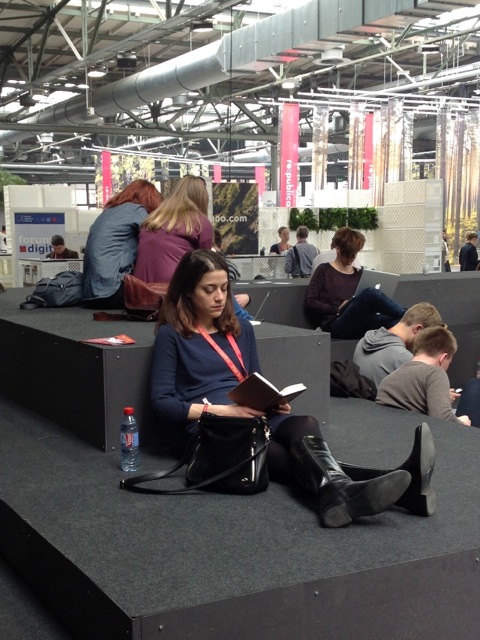 Buchlesende junge Frau.