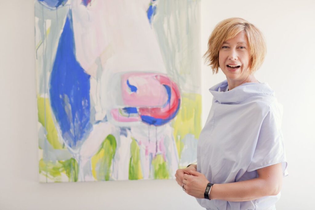 Maren Martschenko mit Kuh Pippa