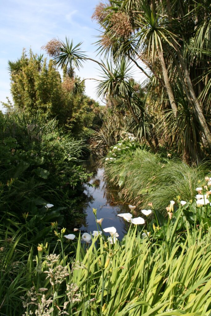 Kleine Flüsse führen durch den Jardin.