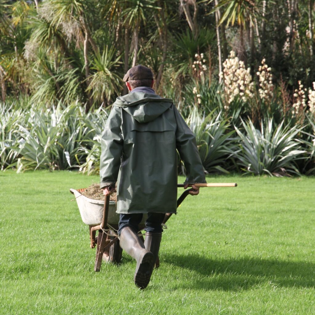Diese Wiese hier kommt ganz überraschend, nachdem man durch einen Waldabschnitt, einen buddhistischen Teil, eine Ecke voller Taglilien und eine Bachlandschaft gegangen ist. Plötzlich öffnet sich die Landschaft und man spürt die Weite des Himmels.