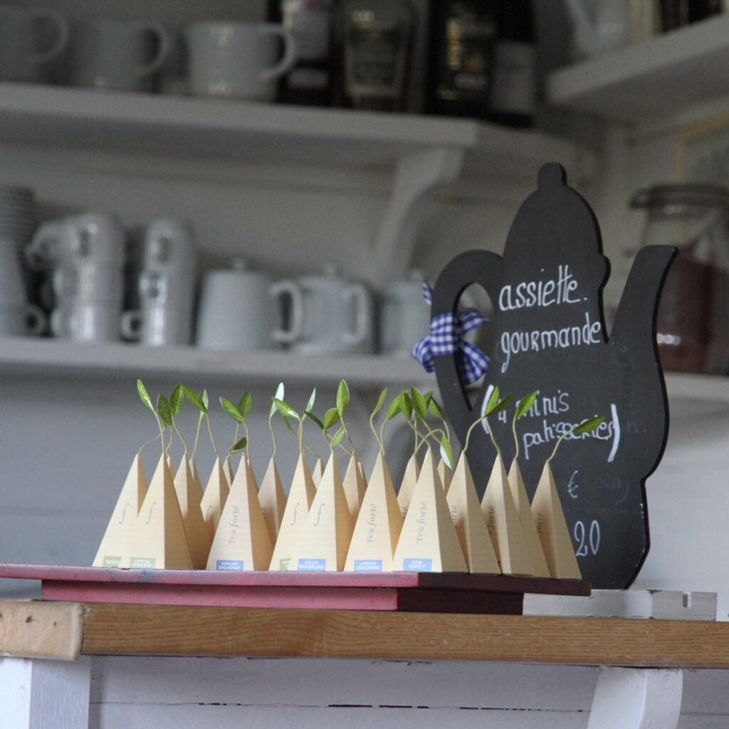 Im Sommer kann man auch draußen sitzen. Und nebenan ist ein kleiner Laden mit Schnickschnack für Haus und Garten. Pflanzen kann man übrigens auch kaufen.