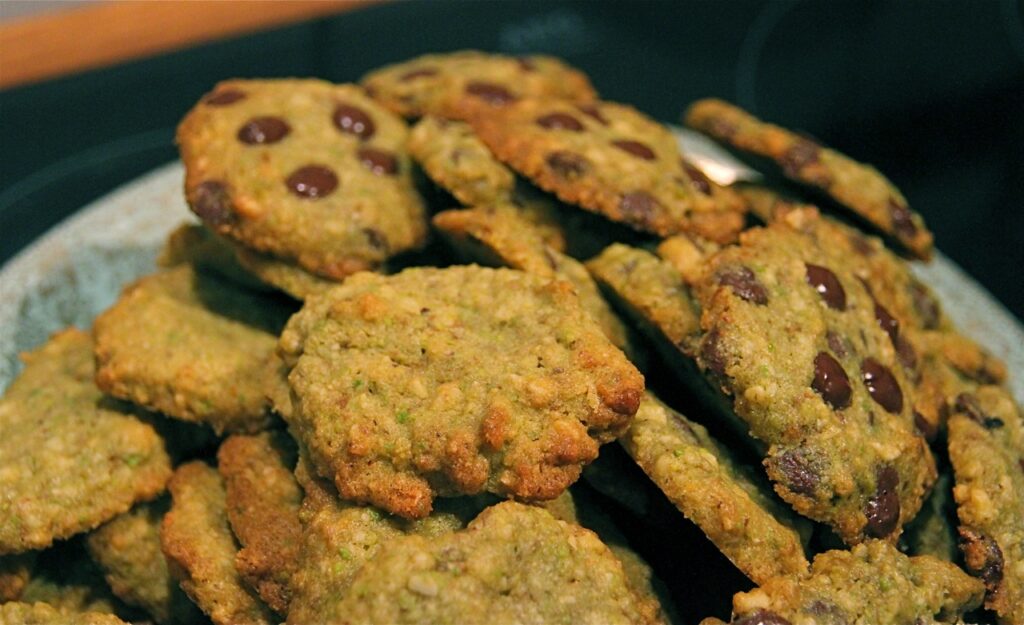Damit ihr die Schokostücke besser erkennt, habe ich vor dem Backen noch Schokotropfen auf die Kekse gedrückt. Daher sind sie hier so deutlich zu sehen.