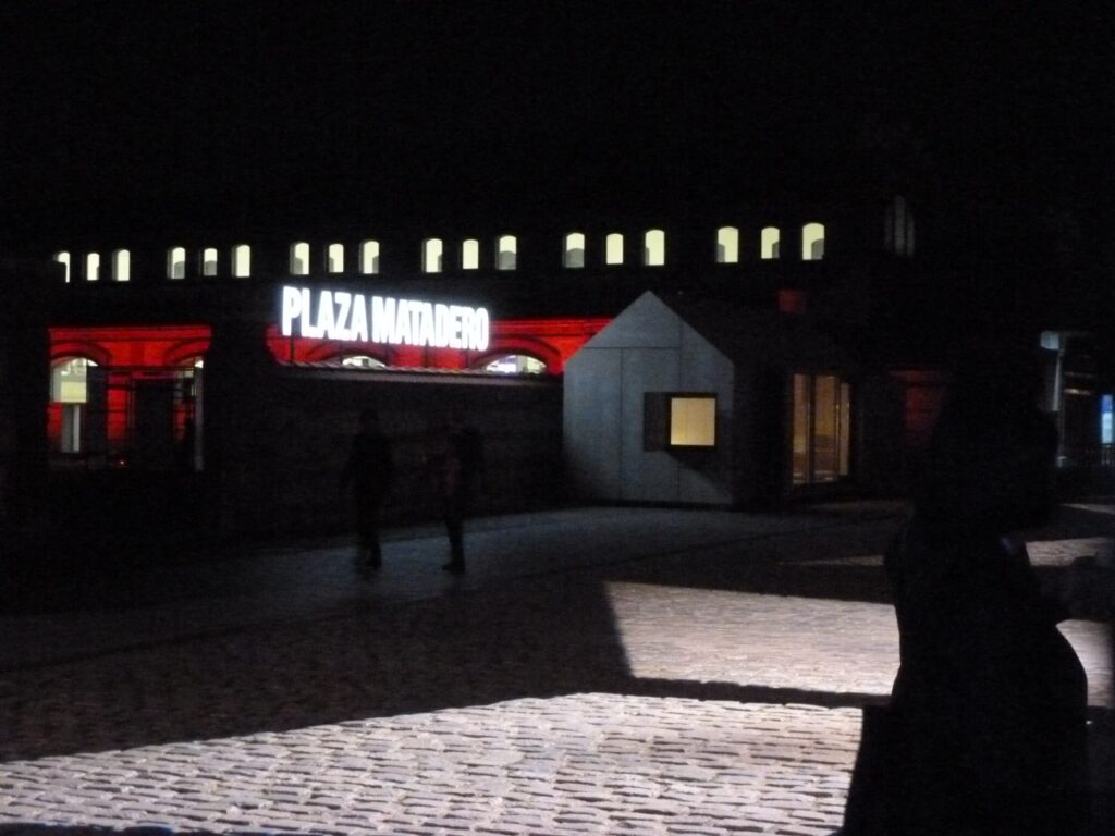 Wird schon durch die nächtliche Beleuchtung zu zum optischen Genuss: der  Matadero.