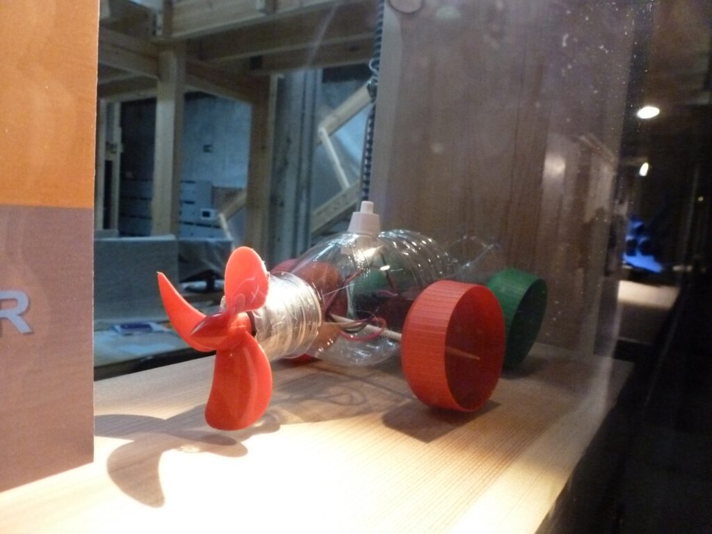 Plastikflaschenpropellerauto.