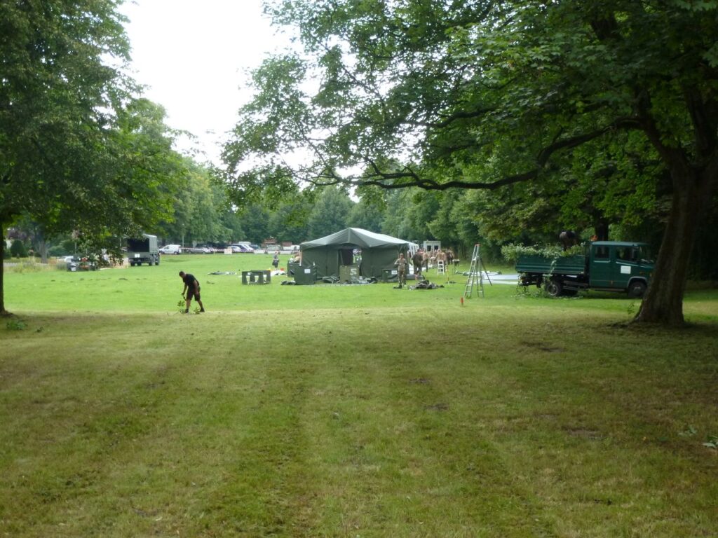 10-Personen-Zelt unter Bäumen