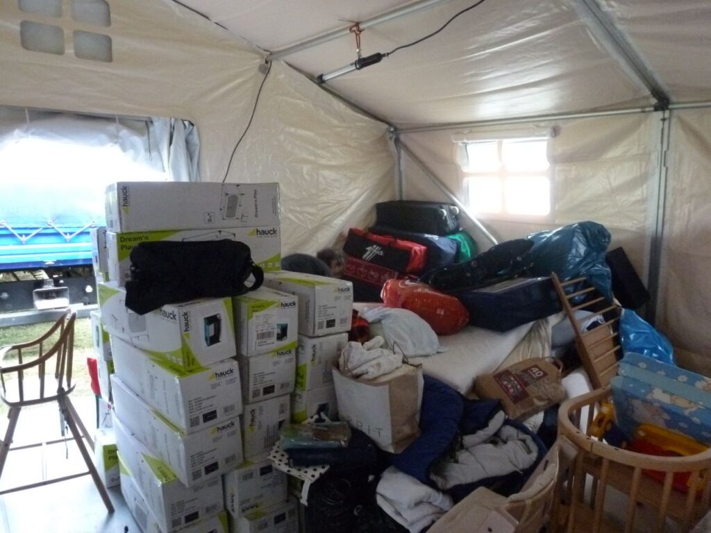 Viele Reisebetten durcheinander im Zelt