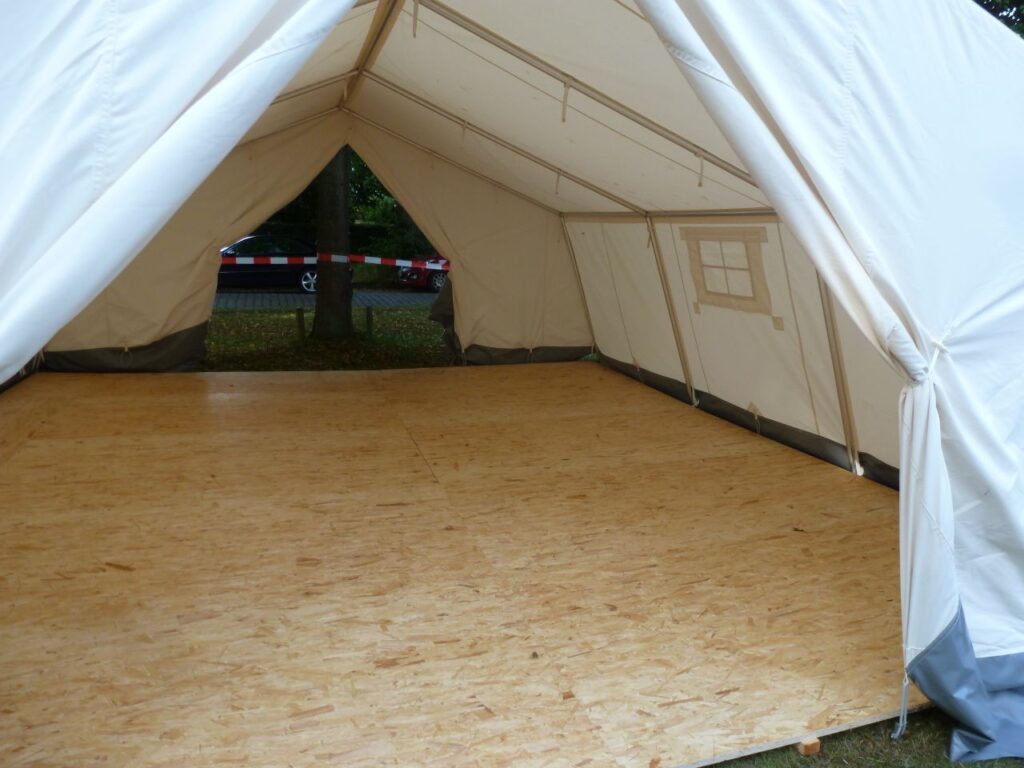 OSB-Platte und Luftdurchlässiges Gewebe als Zeltplane: So sehen die sogenannten Kita-Zelte aus.