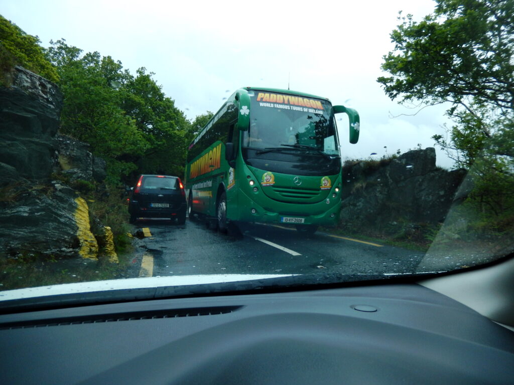 großer Autobus auf enger Strasse