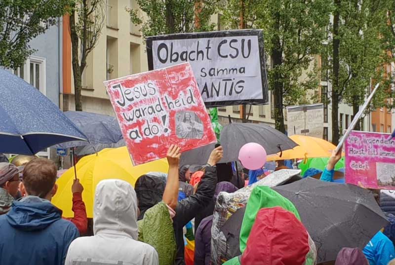 Demonstranten von hinten, Demoschilder